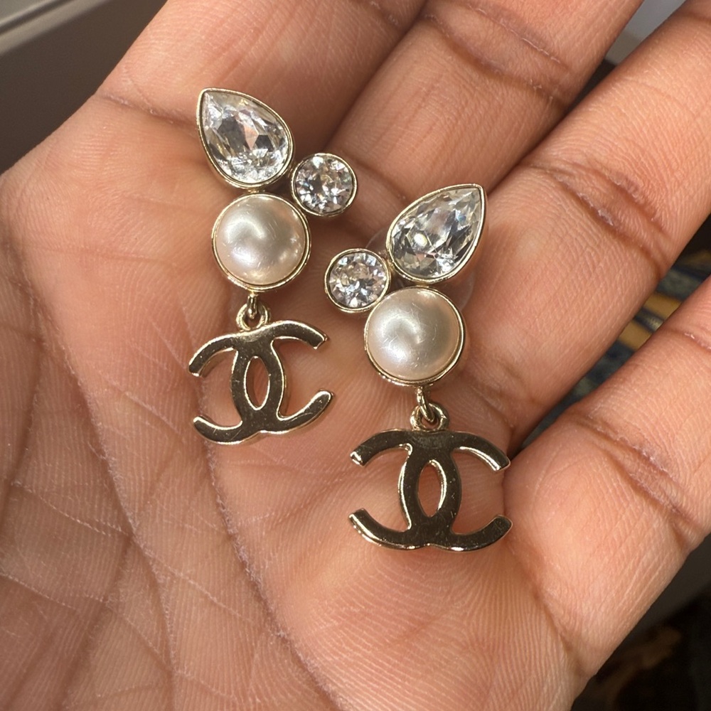 Chanel light gold and White Pearl Earrings - Picture 4 of 4